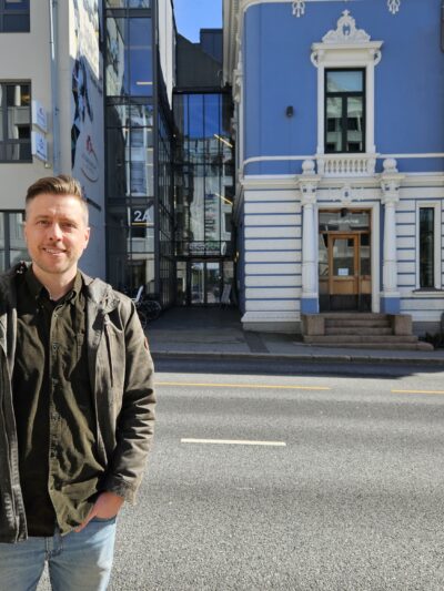 Smilende mann i bylandskap