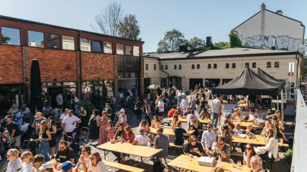 Mange mennesker på uteservering i fint vær