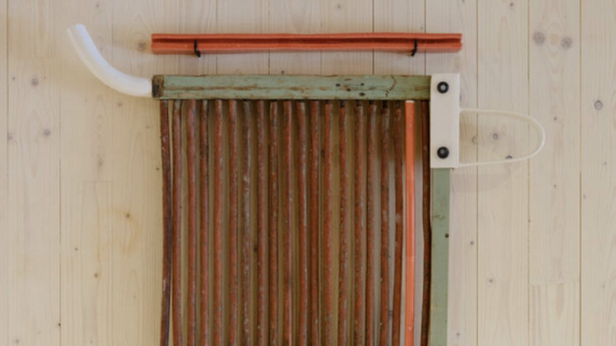 Kunstnerisk utsmykning laget av gjenstander funnet på den gamle låven