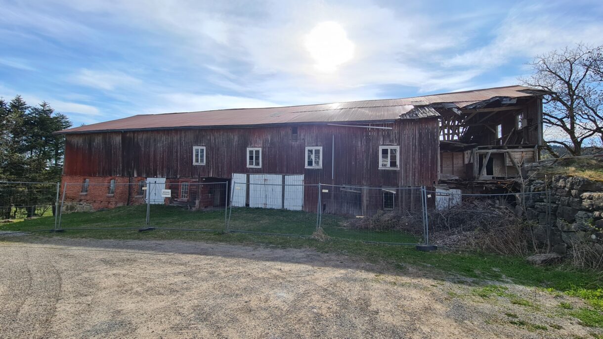 NEder Sem låve før den ble demontert