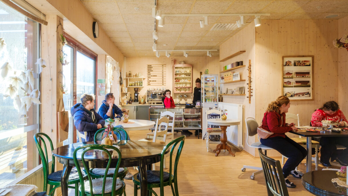 Cafe, gårdsbutikk og folk.