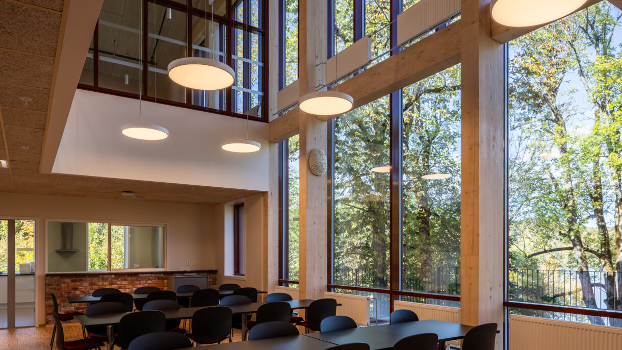 Spiserom med utsikt til trærne utenfor