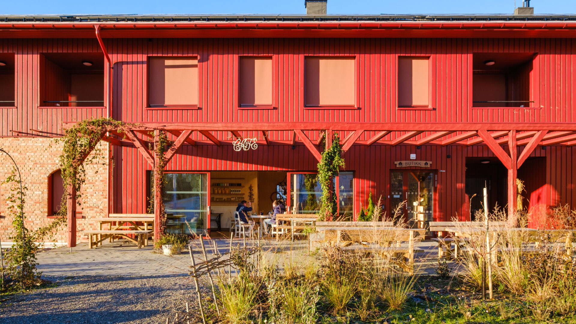 Ombygget låve med hage foran