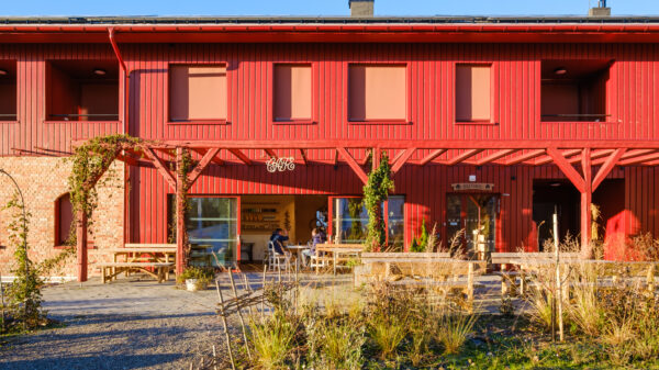 Ombygget låve med hage foran