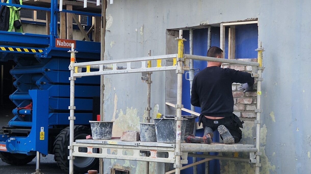 Bygningsarbeider på Føniks byggeplass