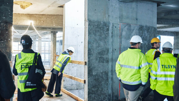 Folk på befaring på byggeplass