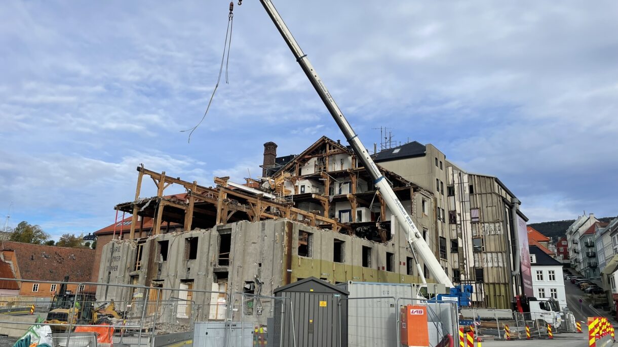 Demontering av bygg. Foto.