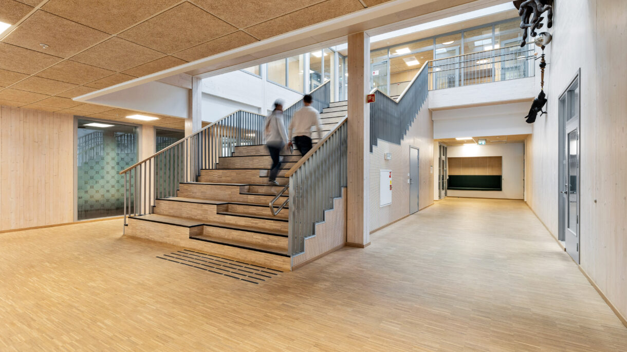 Interiør skolebygg. Amfi/trapp. Foto