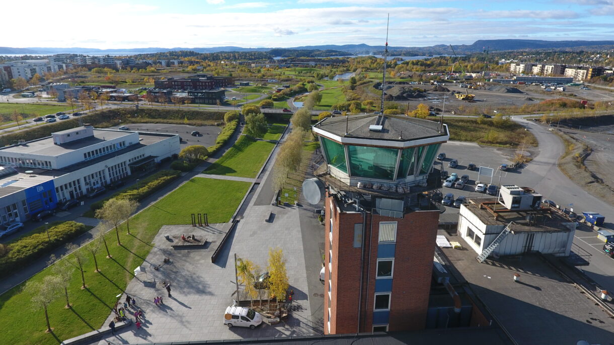 Utsikt over Fornebuparken med flytårnet i forgrunnen