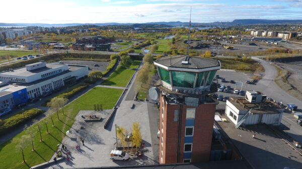 Utsikt over Fornebuparken med flytårnet i forgrunnen