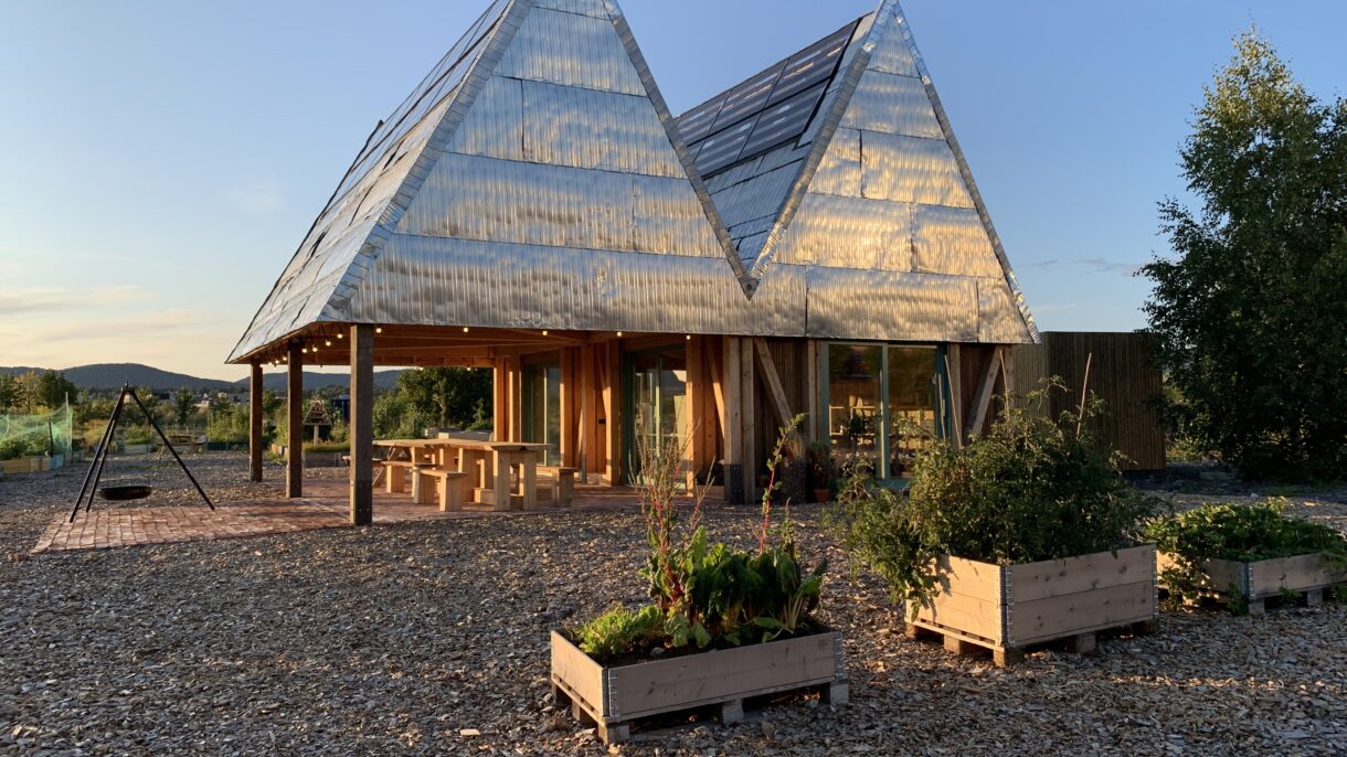 Midlertidig felleshus ble til slutt erstattes av et permanent felleshus.