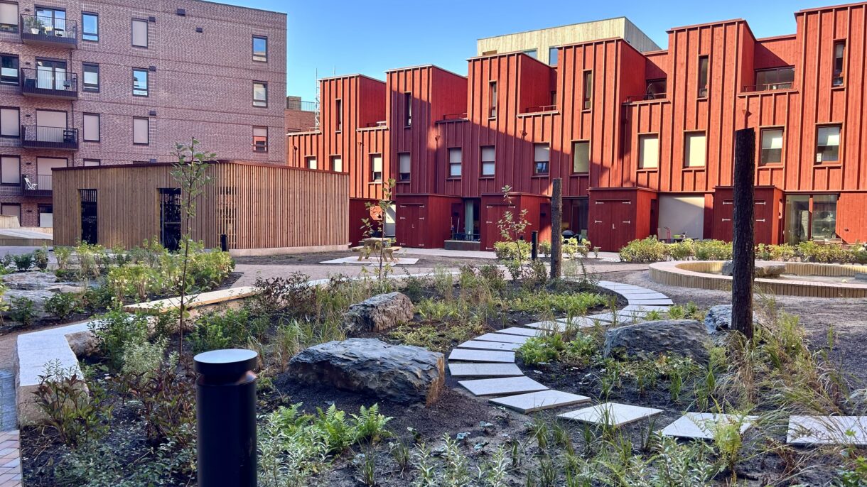 Gårdsrom med hage, rekkehus og boligkompleks