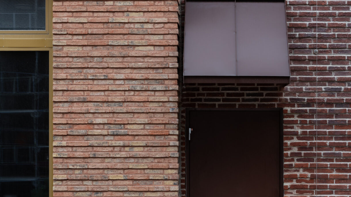 Fasade med ulike typer tegl