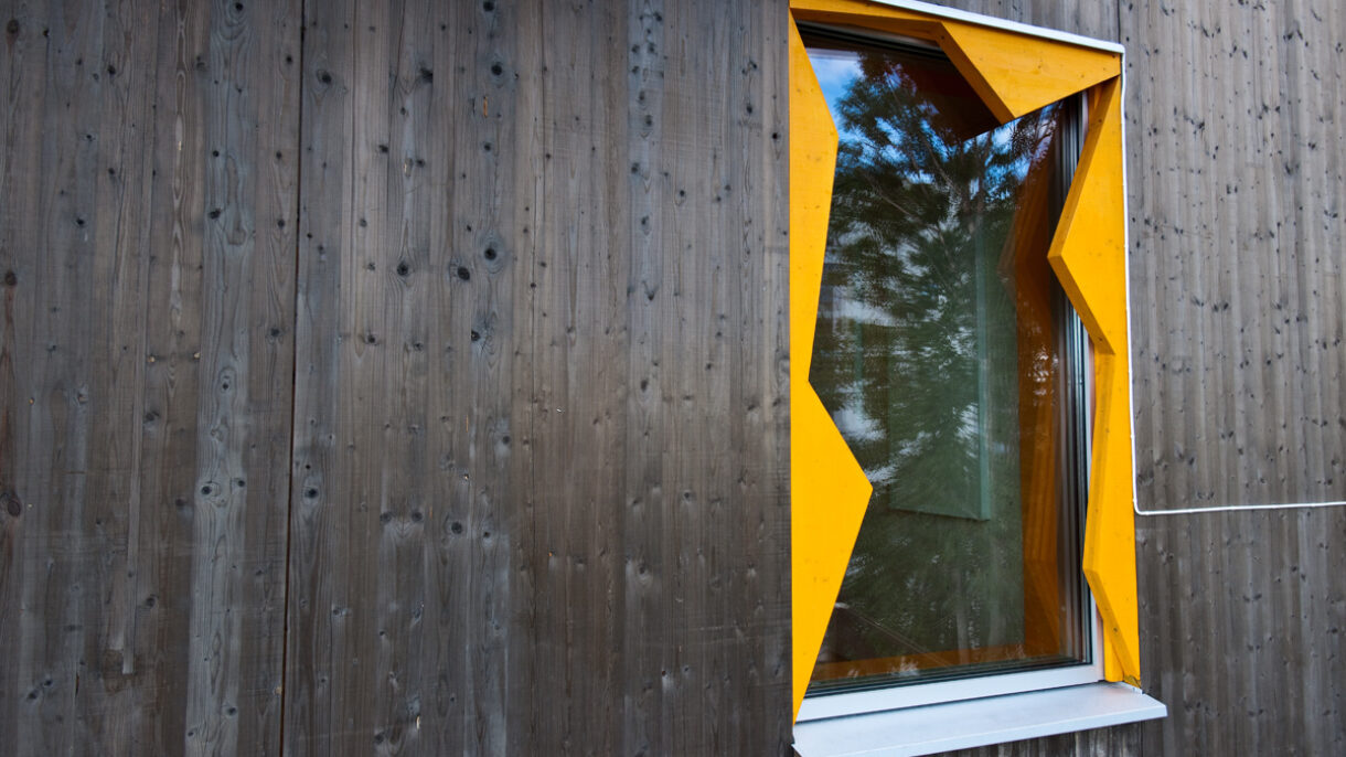 Barnehage. Detalj "lekent vindu" med oransje detaljer. Foto
