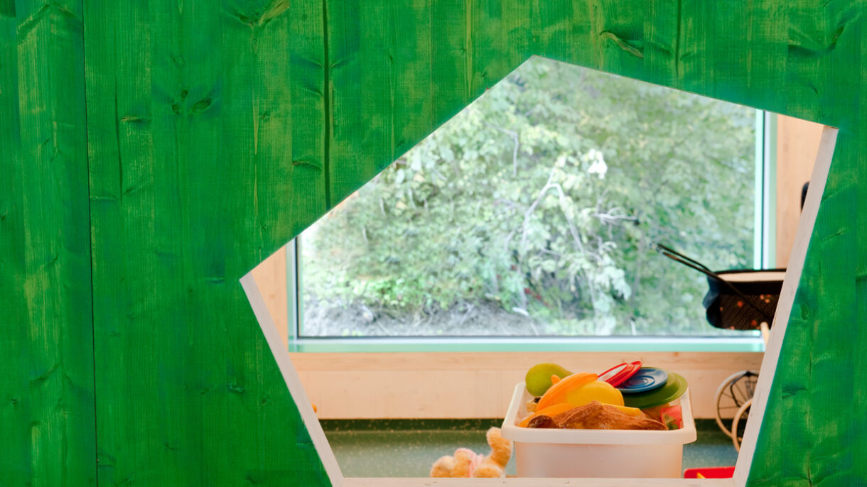 Detalj interiør. Grønn vegg med glugge. Foto