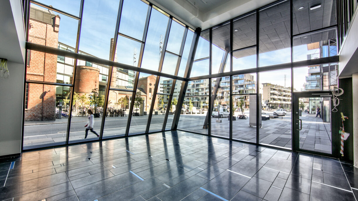 Kontorbygg. Inngangsparti i glass. Foto
