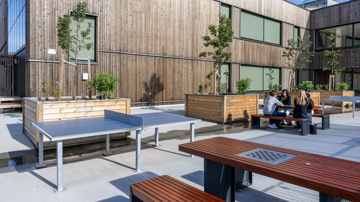 Terrasse med elever.