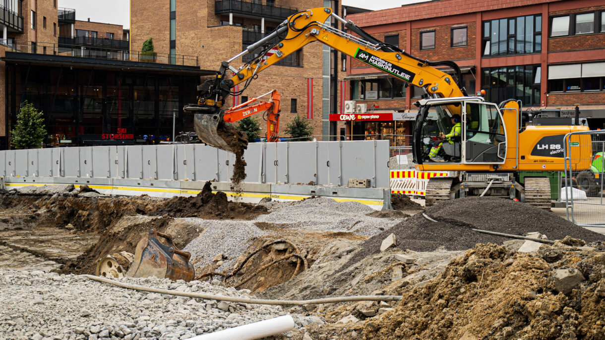 Ski torg. Byggeplass. Gravemaskin. Foto