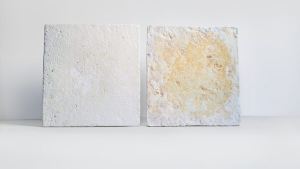 To hvitlige akustikkplater