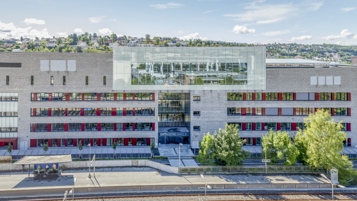Skolebygget sett ovenfra. Foto