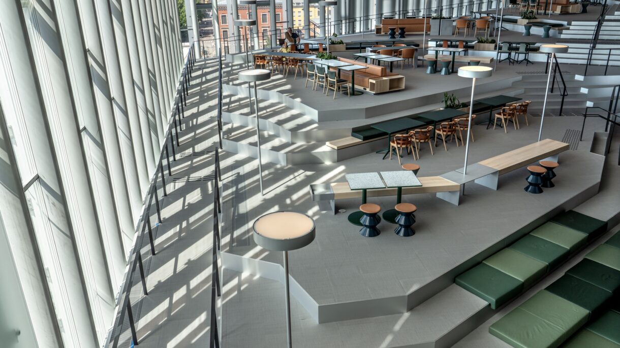 Glassfasader og arbeidsplasser. Foto