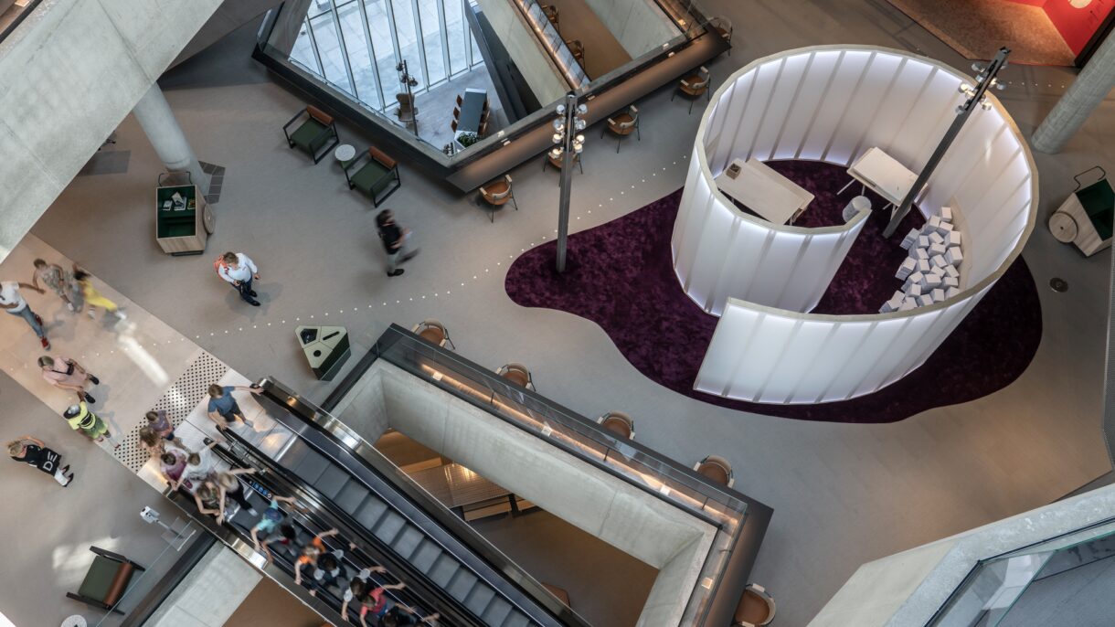 Bibliotekstrom sett ovenfra. Rulletrapp i bruk. Foto