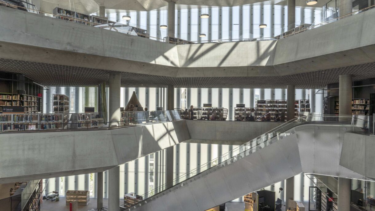 Biblioteksinteriør. Foto