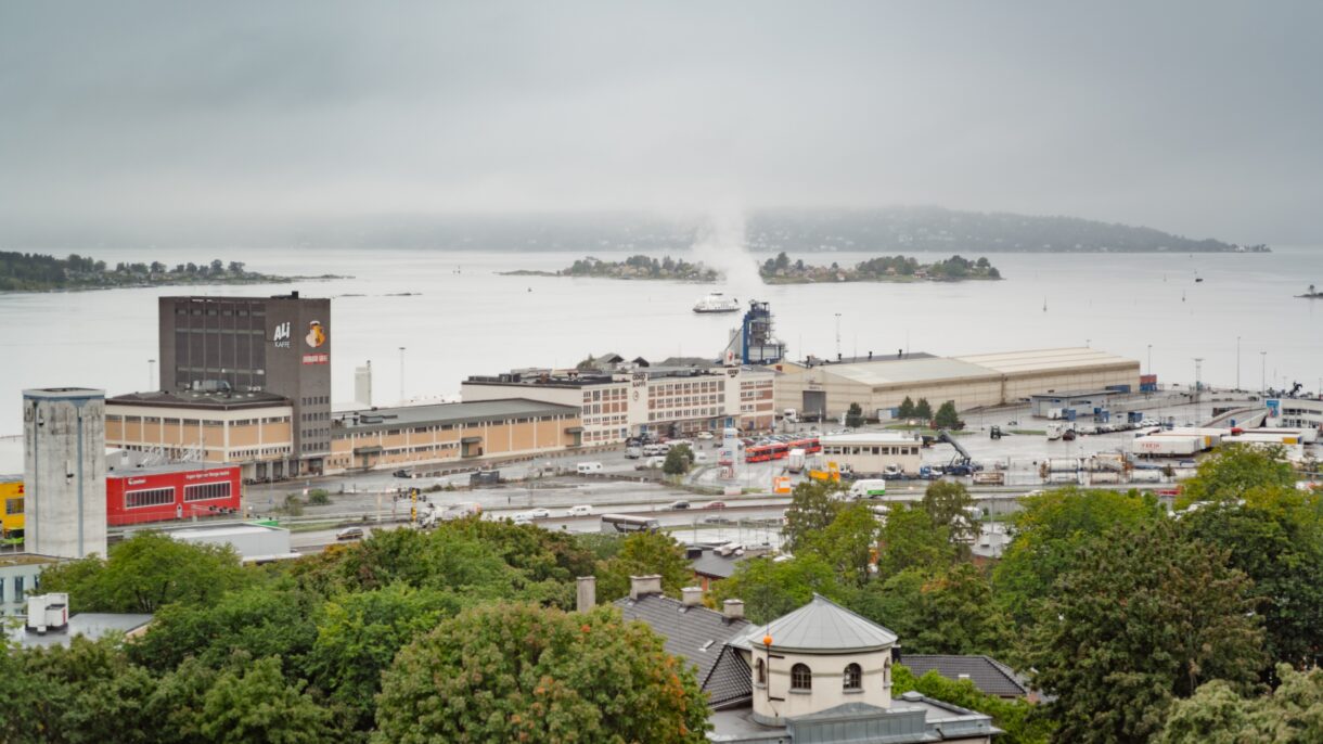 Dronebilde over havneområde. Foto.