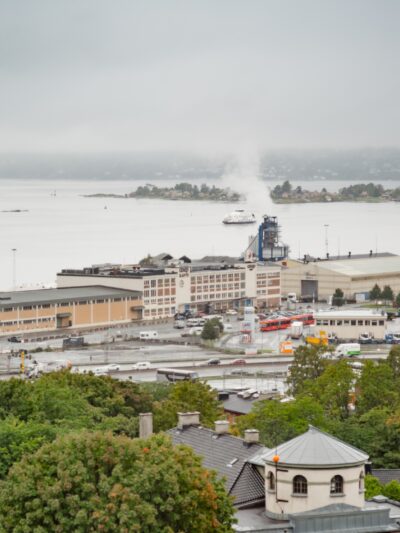 Dronebilde over havneområde. Foto.
