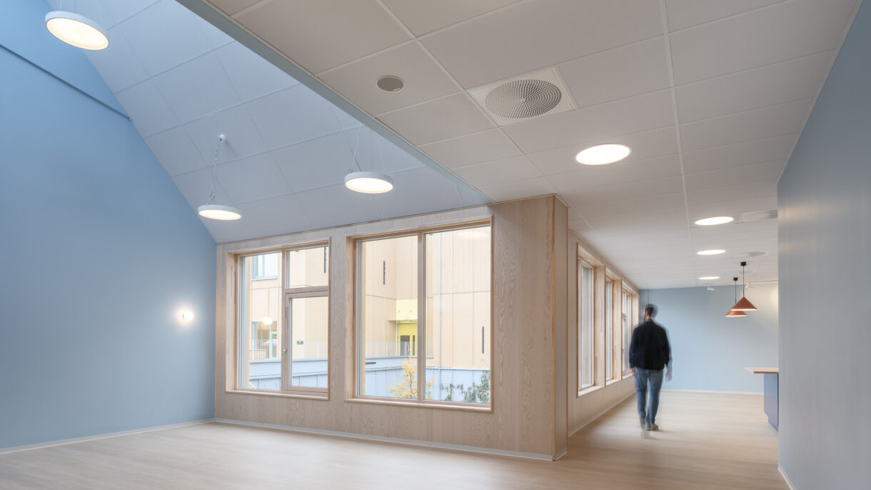 Blått rom med utsikt til atriumshage