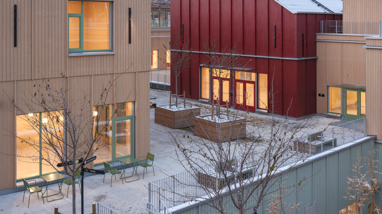 Hovedgata i anlegget. Det røde felleshuset i bakgrunnen.