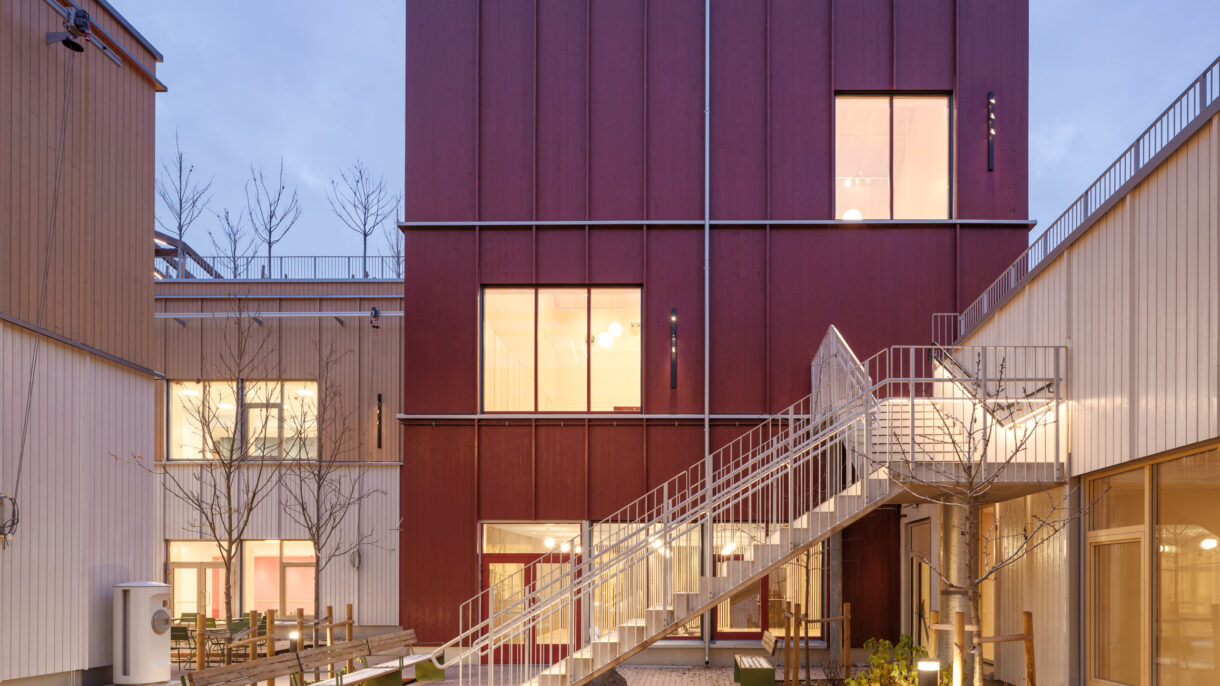 Sansehage og bygg i kveldslys