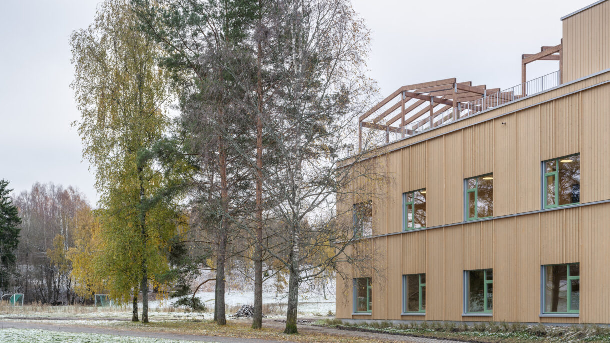 Deler av fasaden og trær