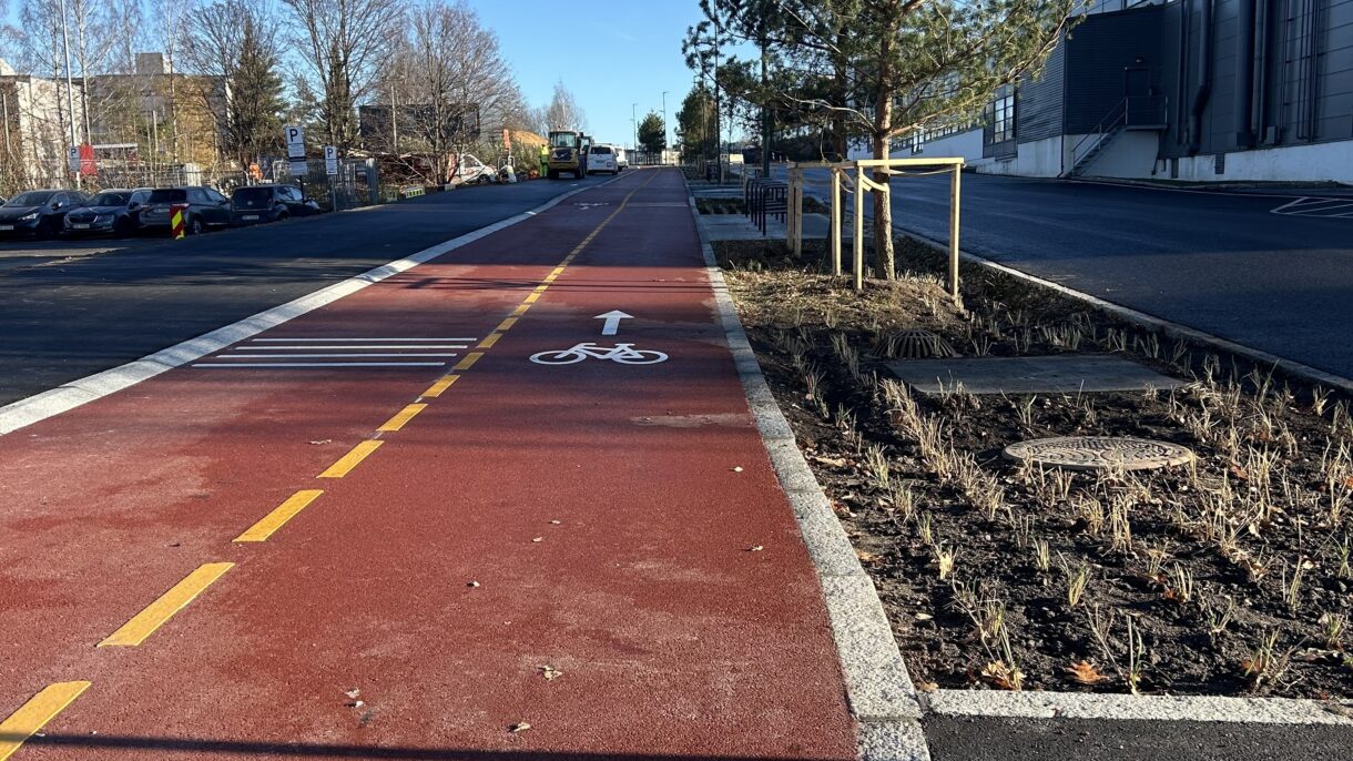 Gate med 2-veis sykkelfelt i rød asfalt.