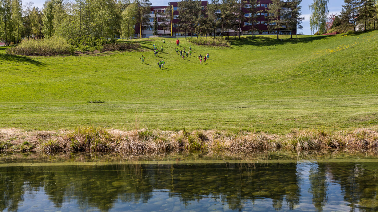 Park, plen, vann og barn i farta