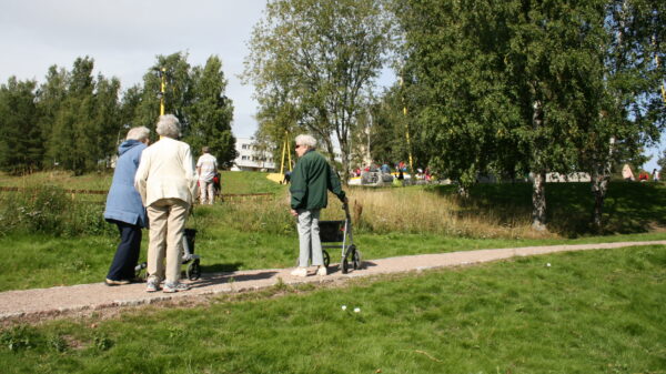 Tre eldre demer på tur i parken