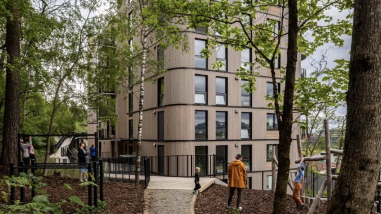 Naturlekeplass bak blokkene