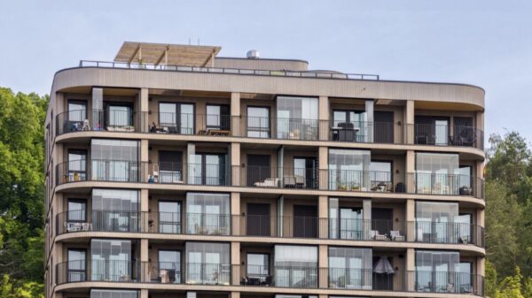 En av blokkene i Fyrstikkbakken 14 omsluttet av trær