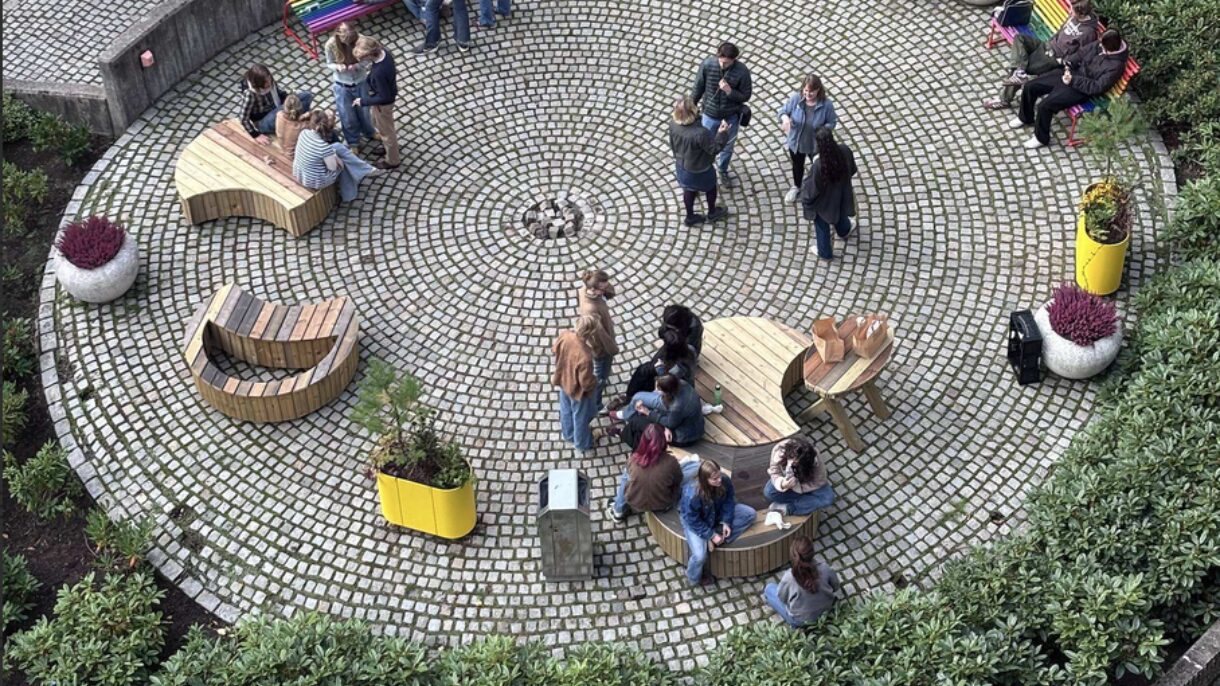 Plass med møbler og ungdom sett ovenfra. Foto