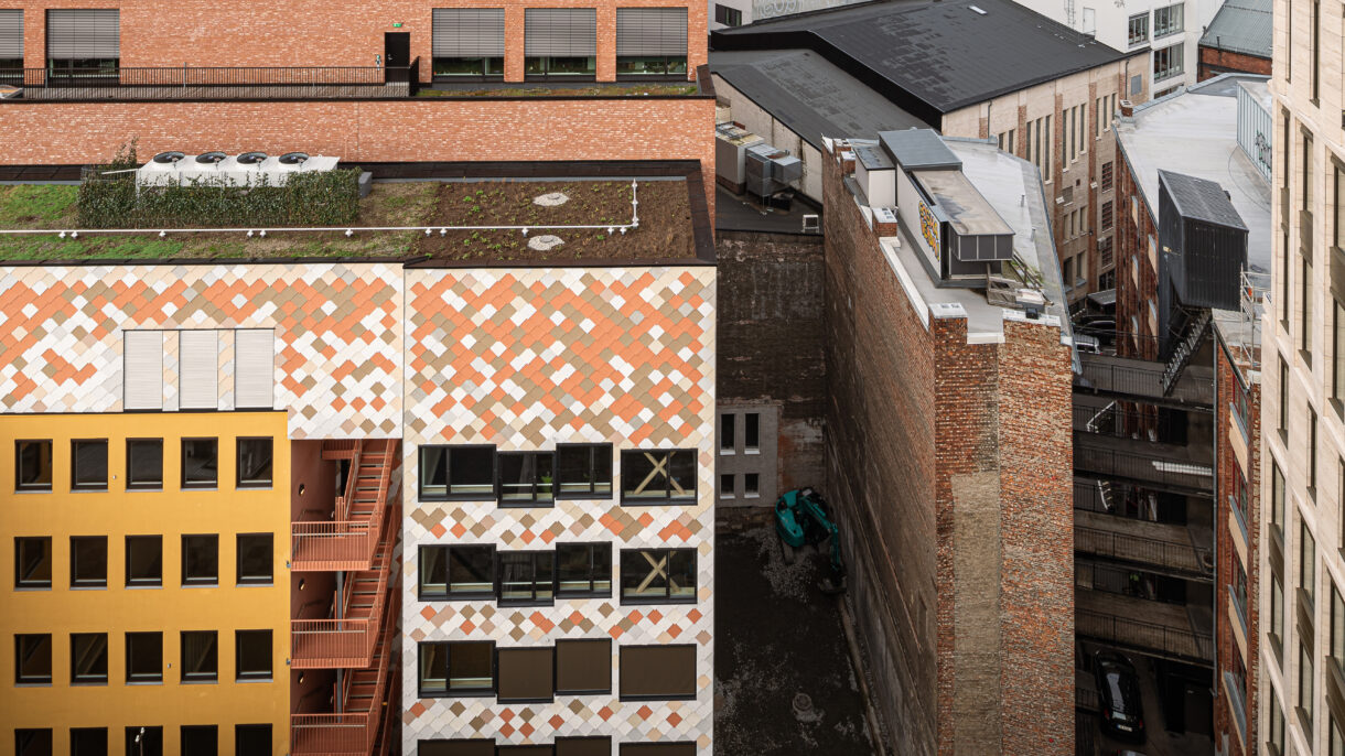 Kontorbygget sett skrått ovenfra. Fasader i ulike farger. Foto