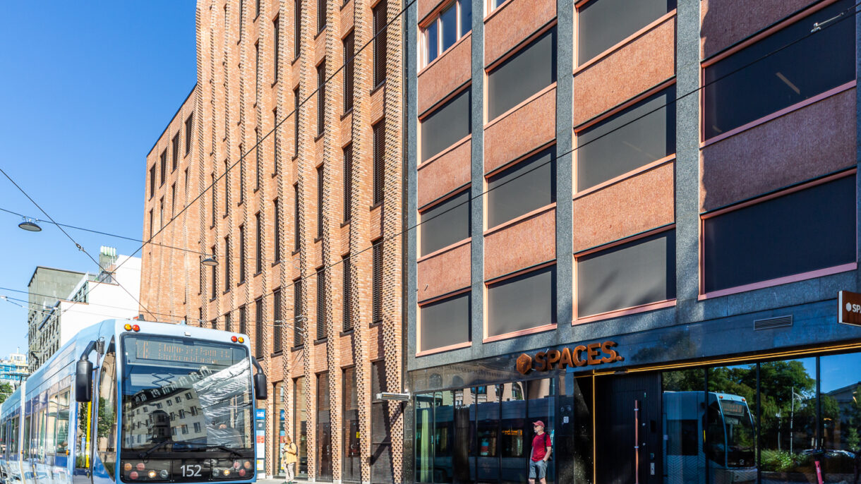 Inngangsparti til kontorlokaler FutureBuilt med trikk foran. Foto.