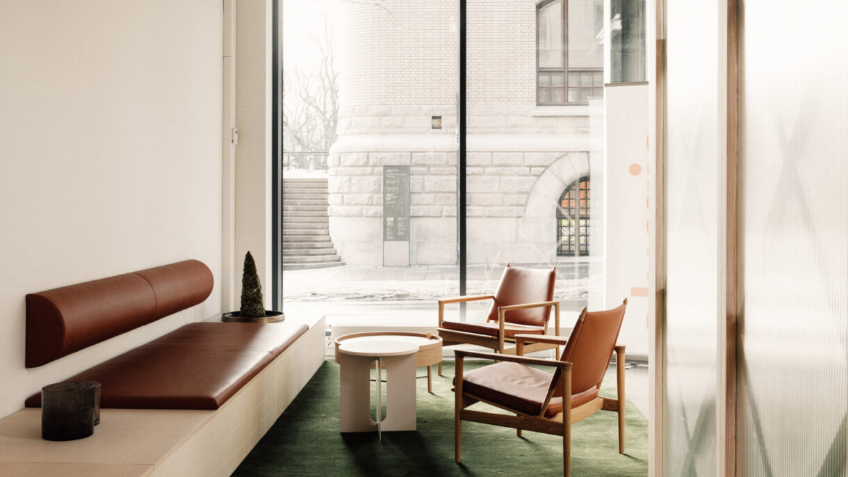 Inngangsparti med oppholdssoner. Foto.