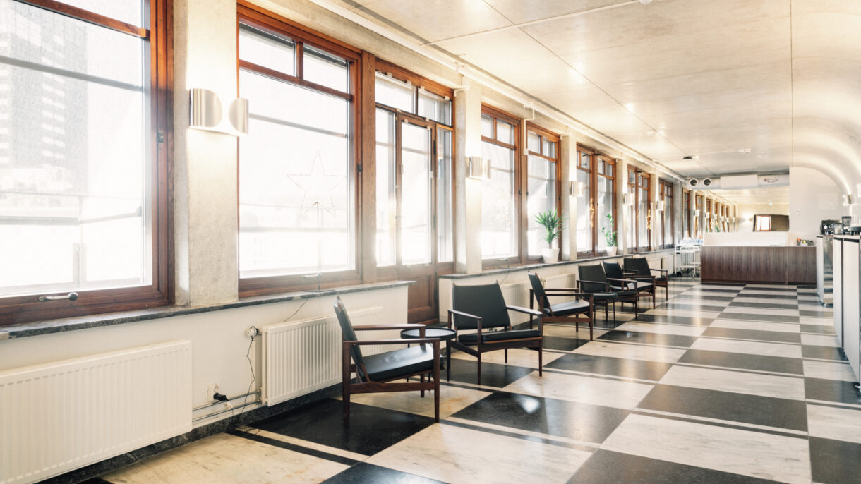 Originalt interiør med marmor og vinduer av teak