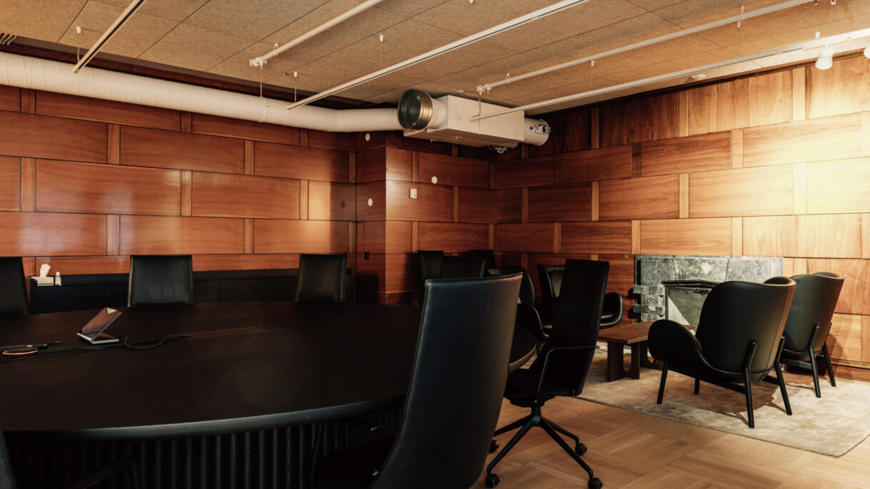 Styrerom med originale vegger med teak