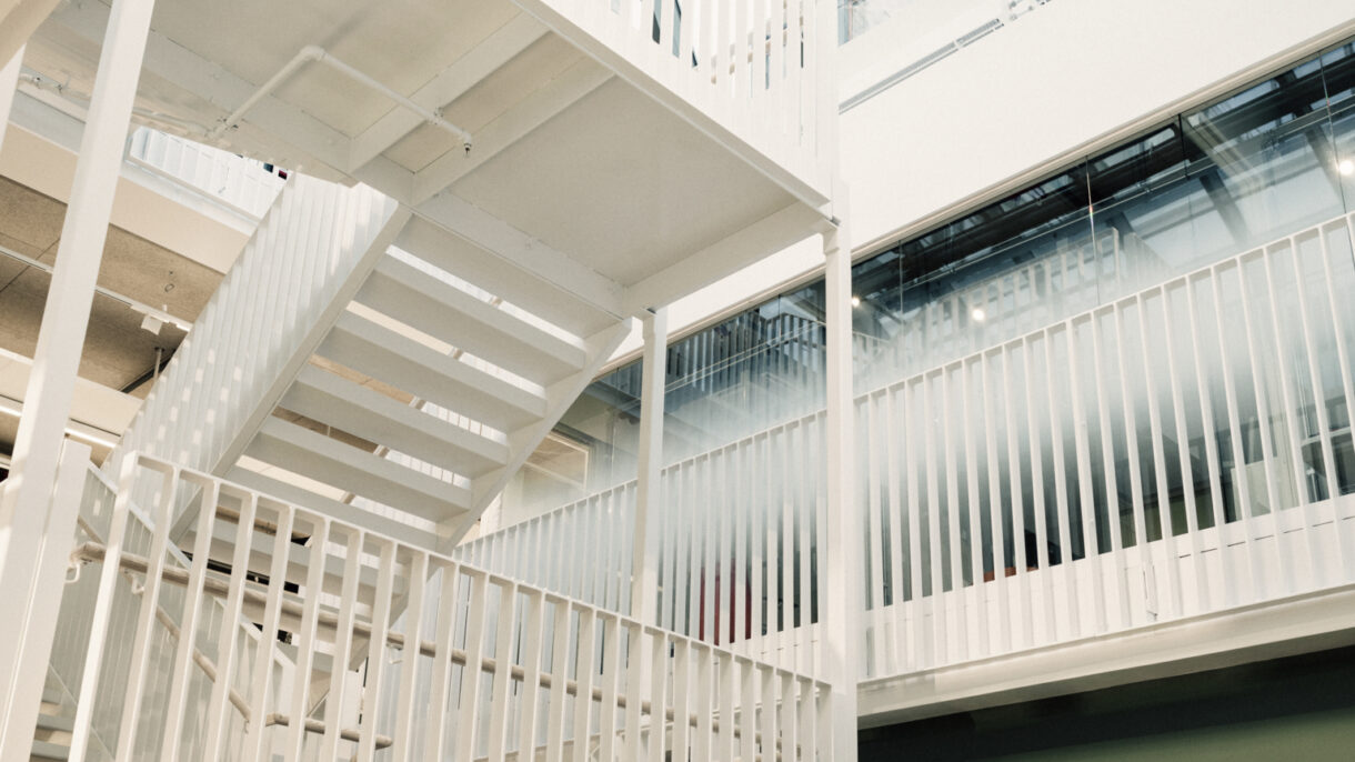 Interiør med trapperom og overlys. Foto.