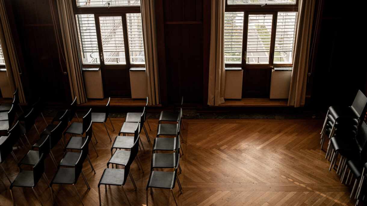 Oversiktsfoto av sal som er bevart med originale detaljer. Foto