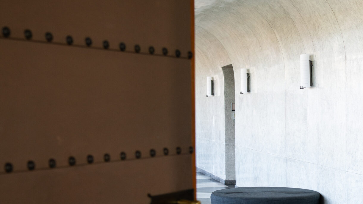 Dør på gløtt til et av rommene som er bevart med eksisterende kvaliteter