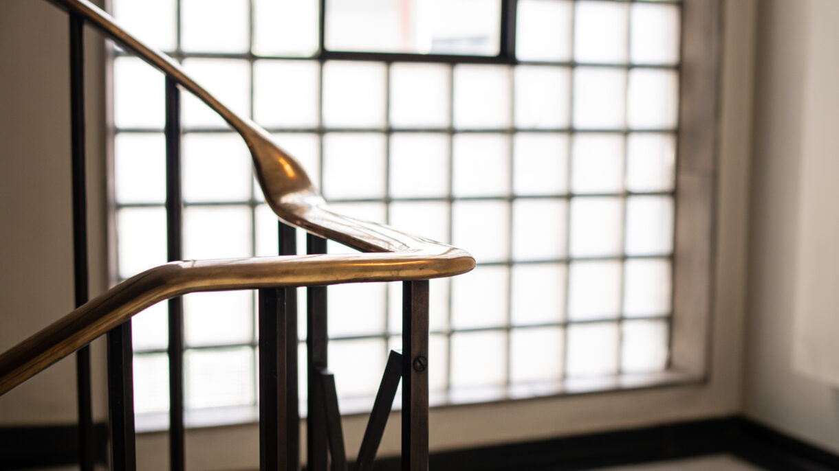 Trapperom med originale detaljer. Foto.