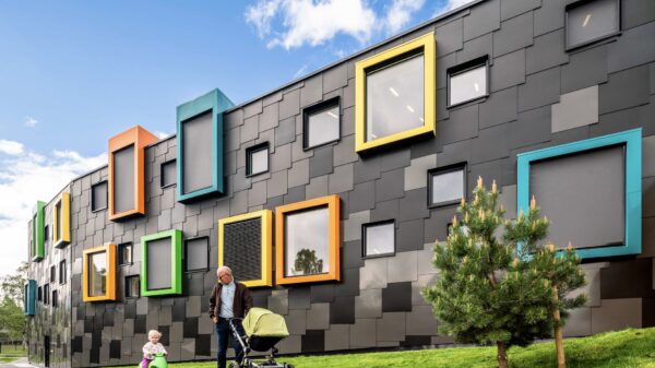 Voksen og barn ved barnehagen. Foto