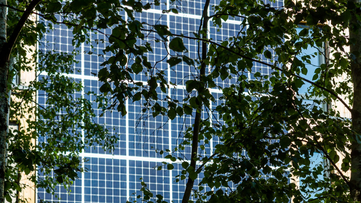 Solceller på vegg. Foto